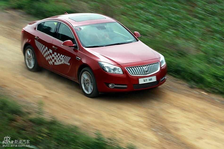 别克新君威2.0T挑战S弯云南站