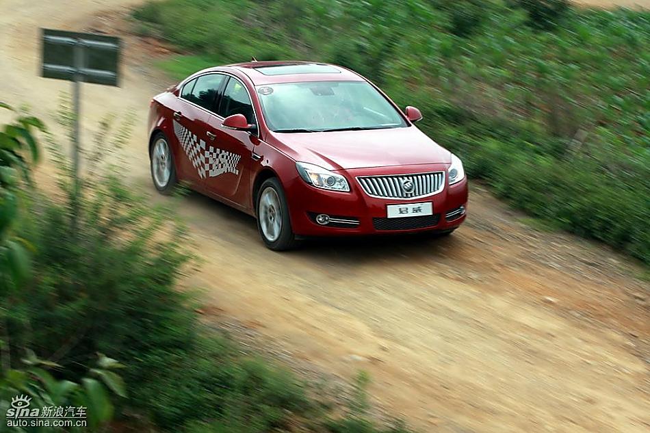 别克新君威2.0T挑战S弯云南站