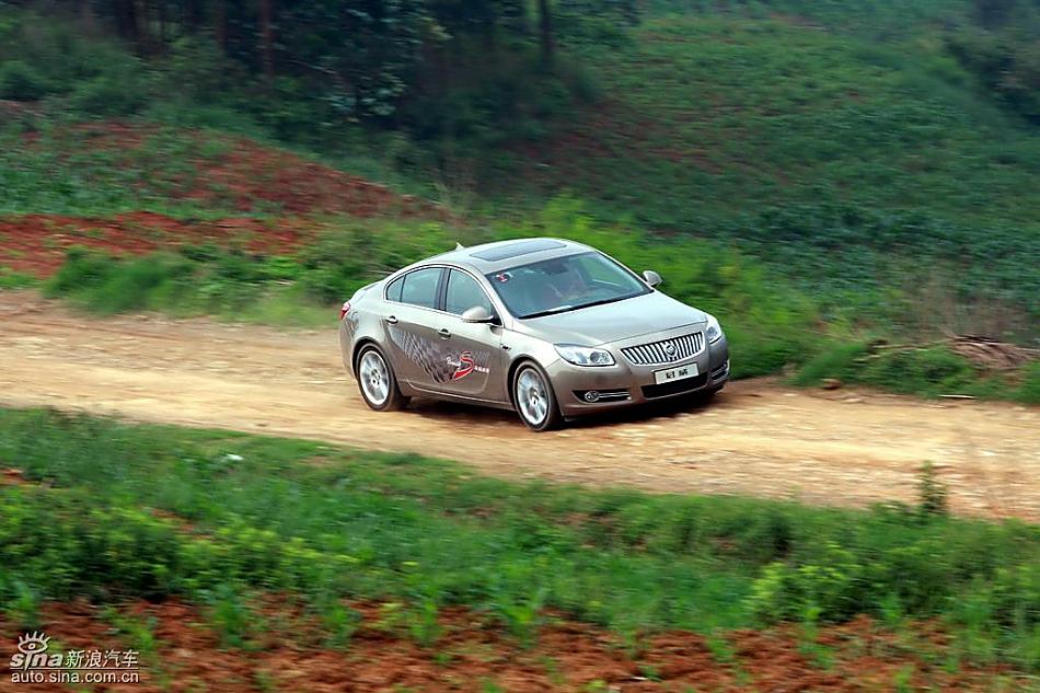 别克新君威2.0T挑战S弯云南站