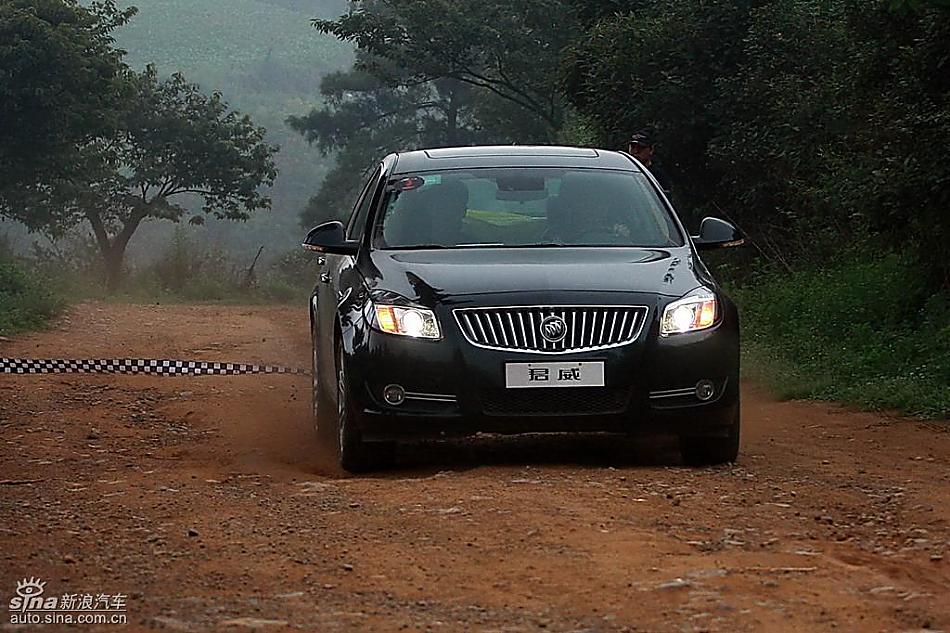 别克新君威2.0T挑战S弯云南站