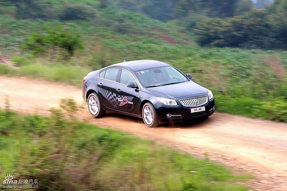 别克新君威2.0T挑战S弯云南站