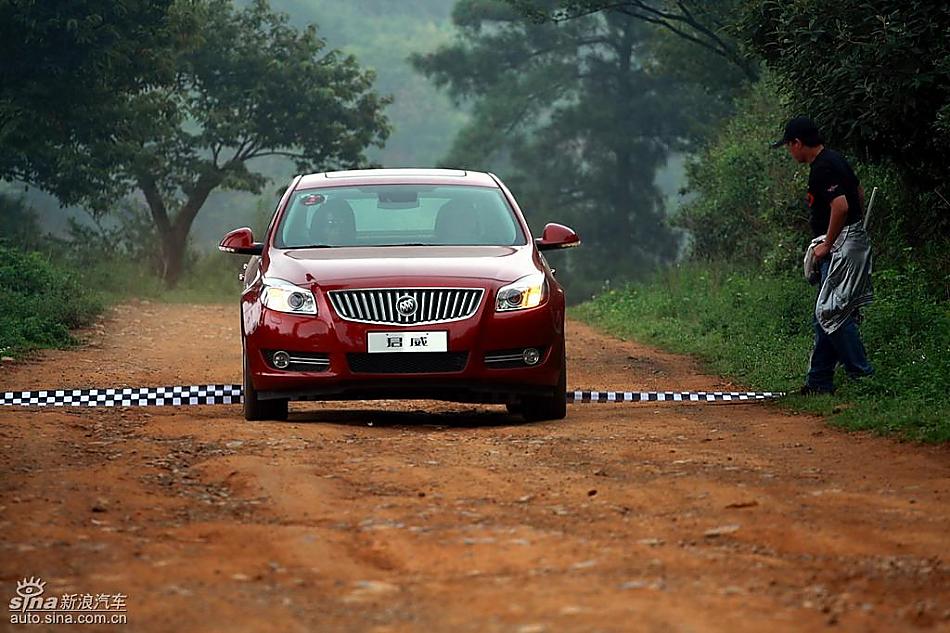 别克新君威2.0T挑战S弯云南站