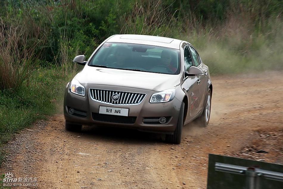 别克新君威2.0T挑战S弯云南站