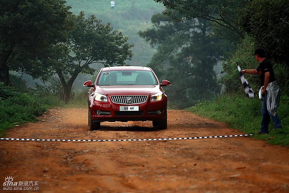 别克新君威2.0T挑战S弯云南站