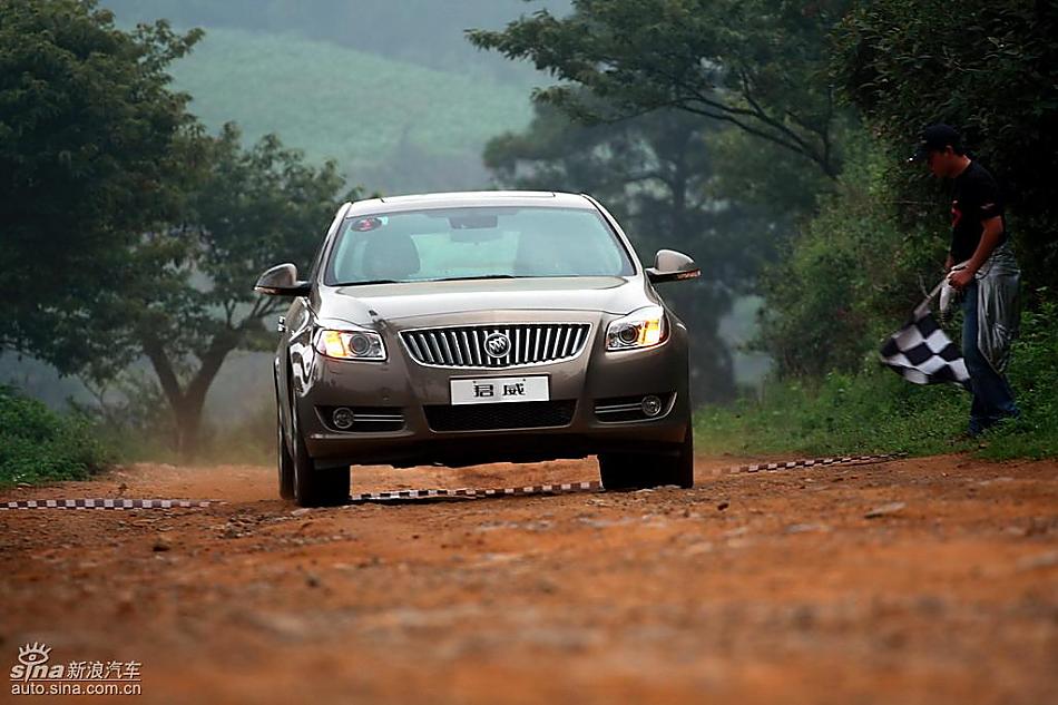 别克新君威2.0T挑战S弯云南站