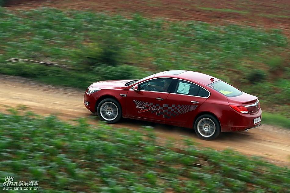 别克新君威2.0T挑战S弯云南站