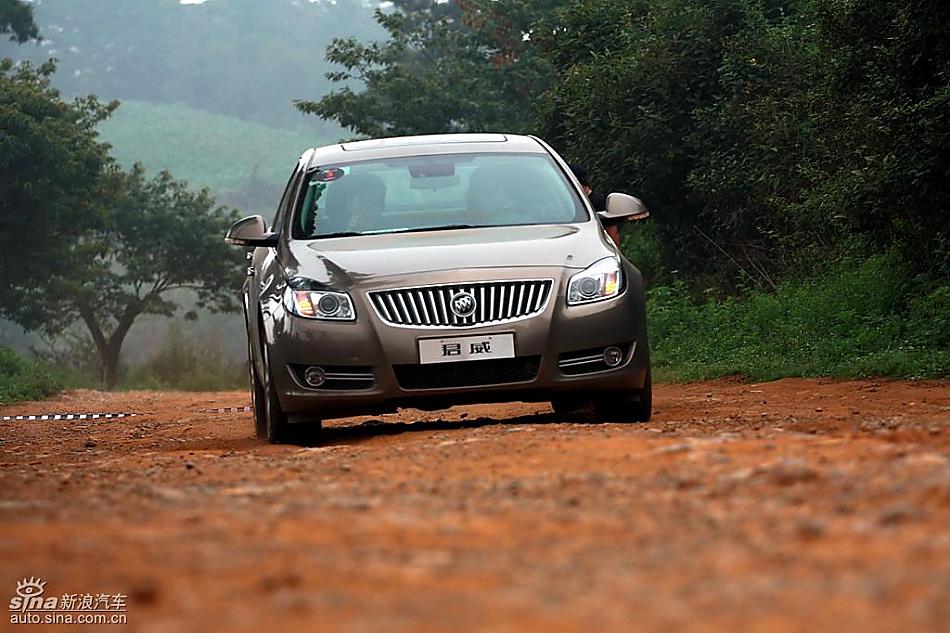 别克新君威2.0T挑战S弯云南站