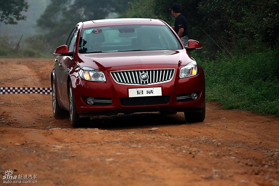 别克新君威2.0T挑战S弯云南站