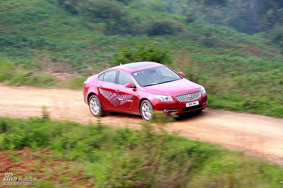 别克新君威2.0T挑战S弯云南站