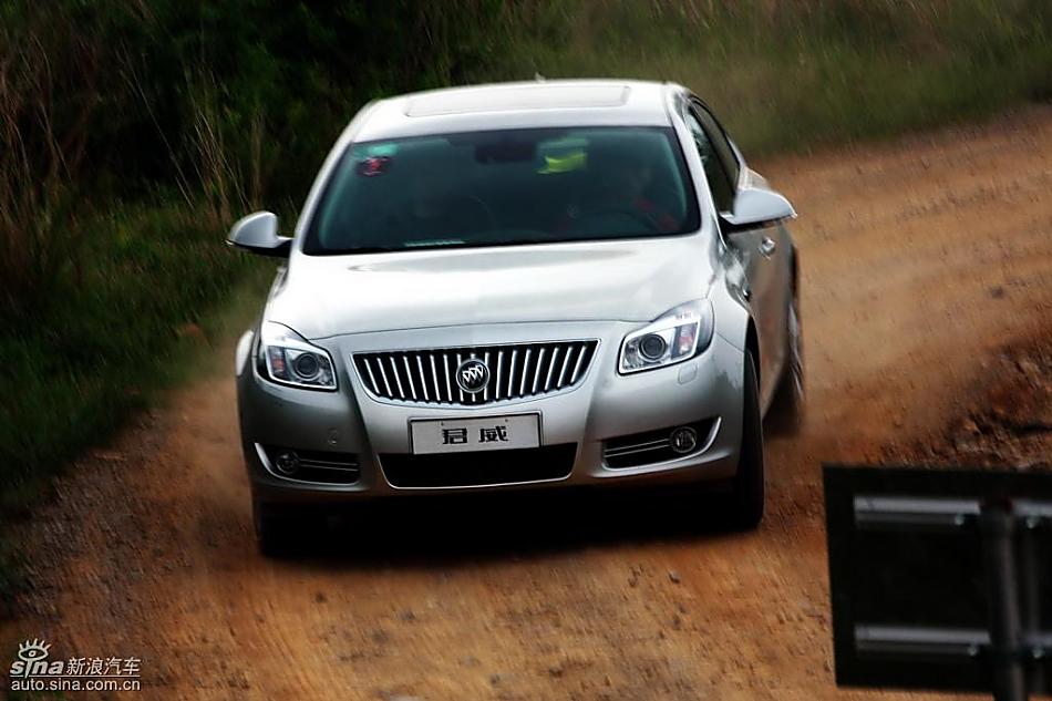 别克新君威2.0T挑战S弯云南站