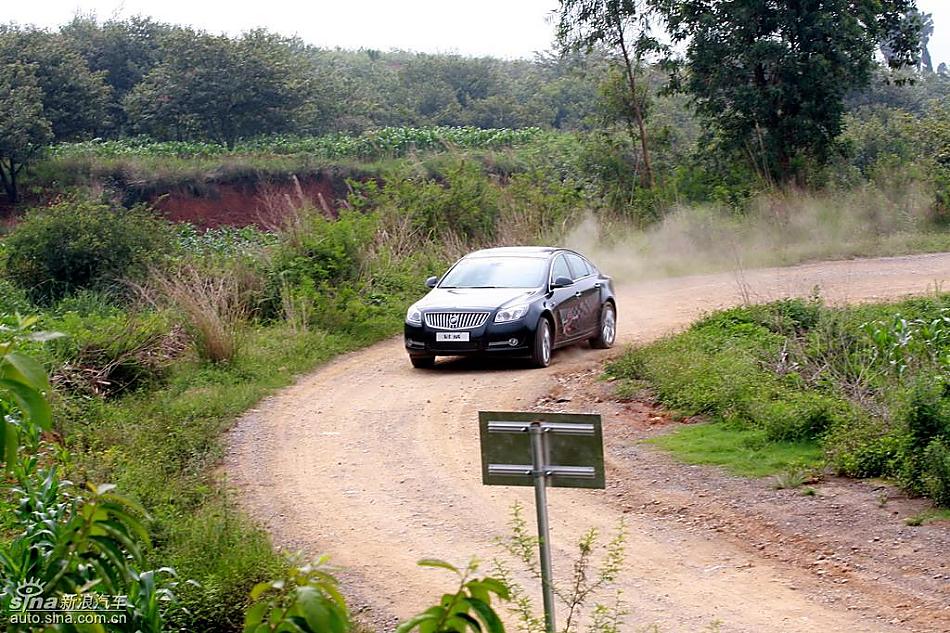 别克新君威2.0T挑战S弯云南站