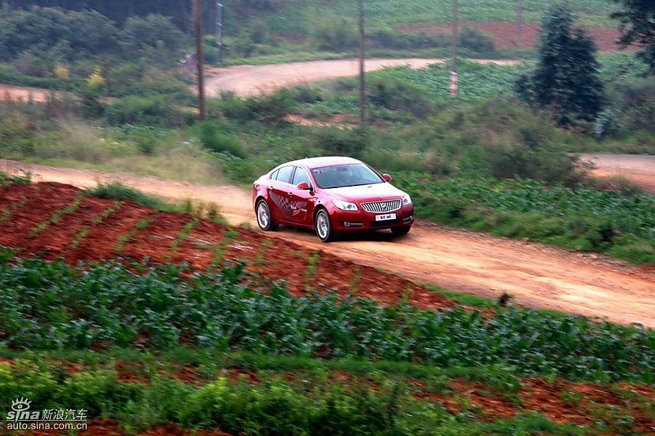 别克新君威2.0T挑战S弯云南站