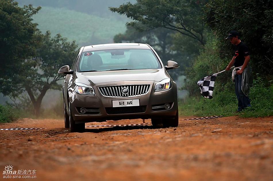 别克新君威2.0T挑战S弯云南站