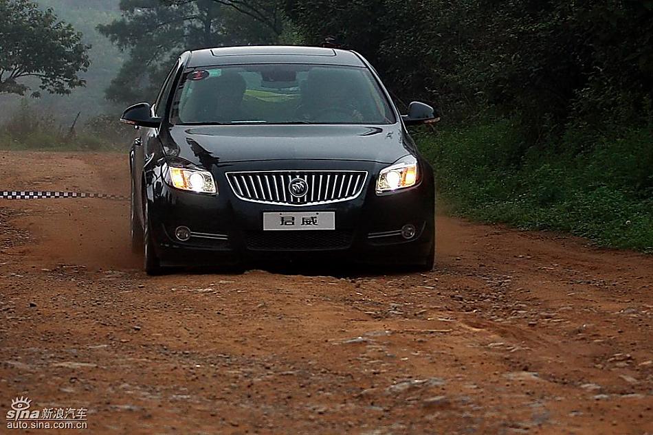 别克新君威2.0T挑战S弯云南站