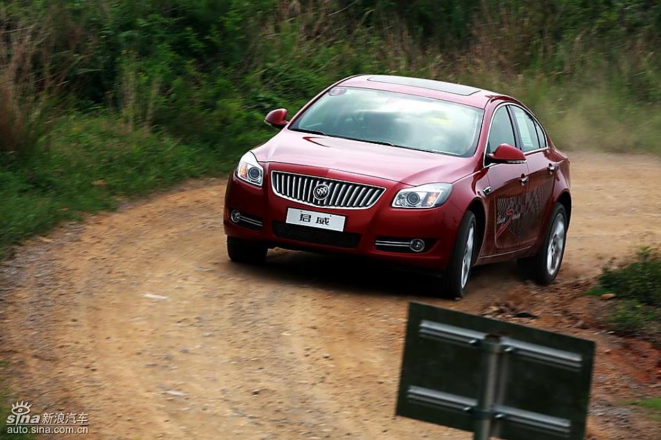 别克新君威2.0T挑战S弯云南站