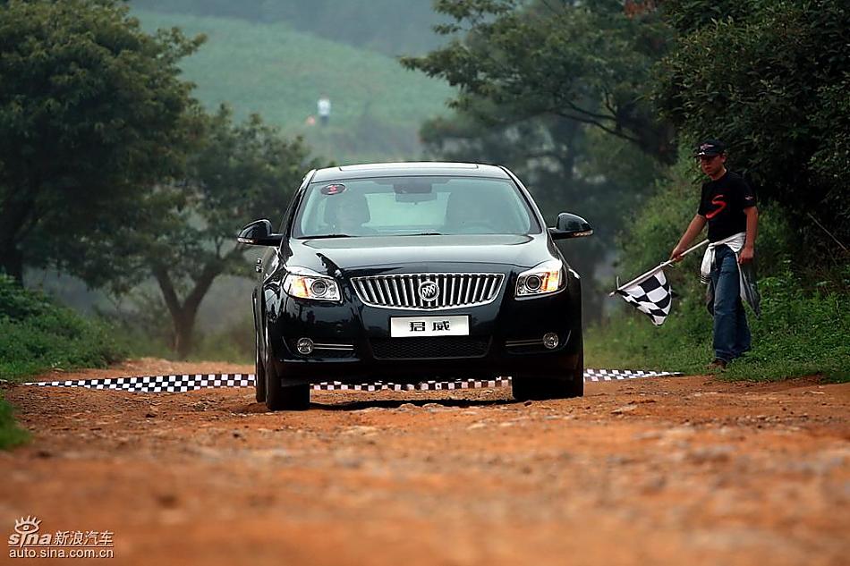 别克新君威2.0T挑战S弯云南站