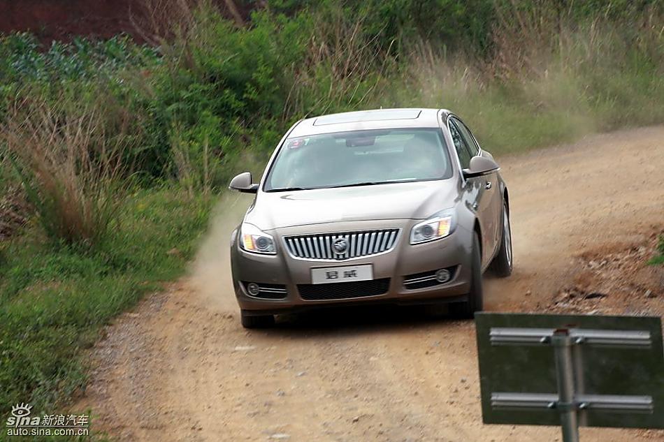 别克新君威2.0T挑战S弯云南站