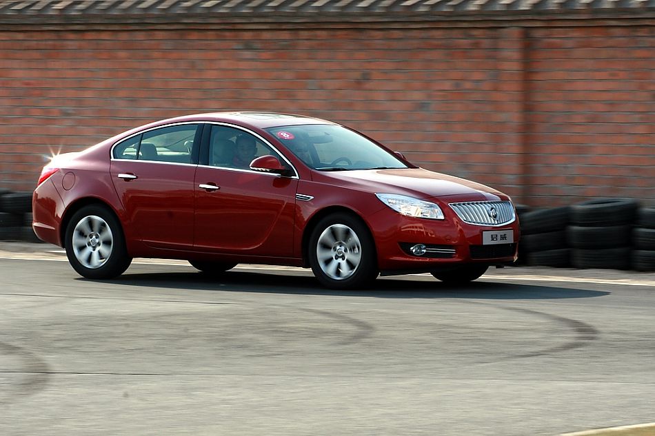 新君威2.4动态图片。