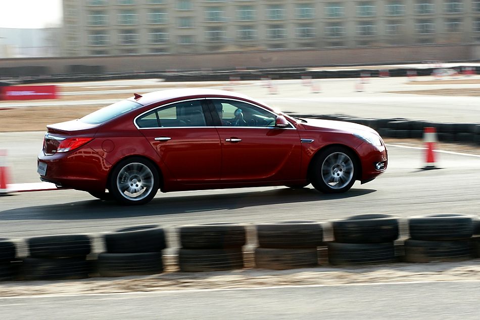 新君威2.4动态图片。