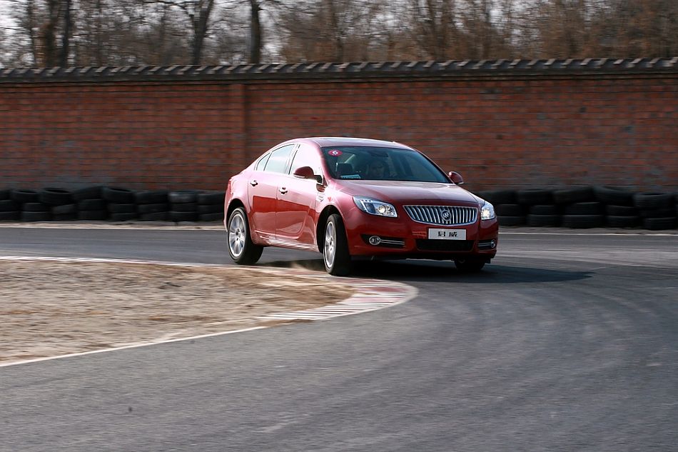 新君威2.4动态图片。