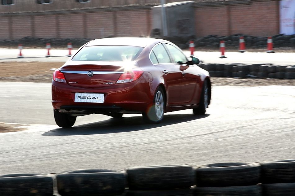 新君威2.4动态图片。