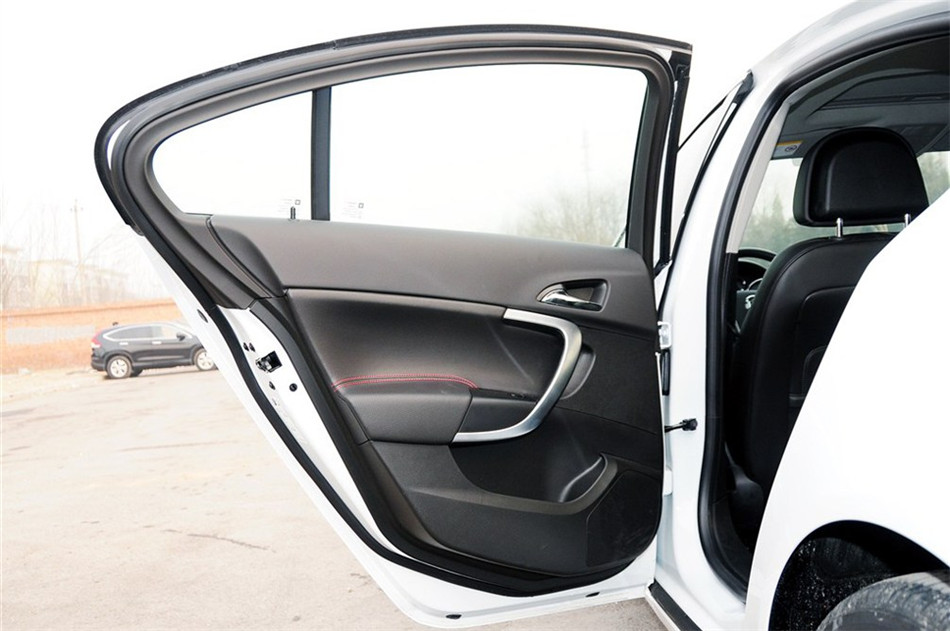 2013款 2.0T AT GS豪情运动版 座椅空间