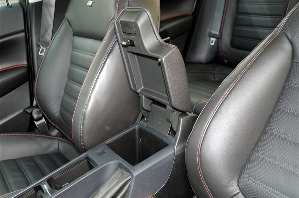 2013款 2.0T AT GS豪情运动版 座椅空间