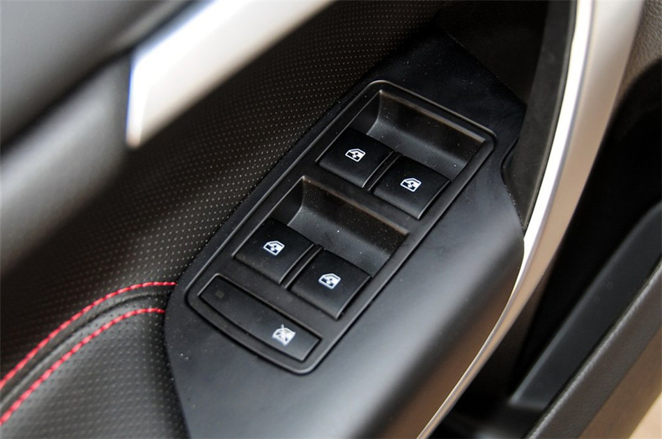 2013款 2.0T AT GS豪情运动版 座椅空间