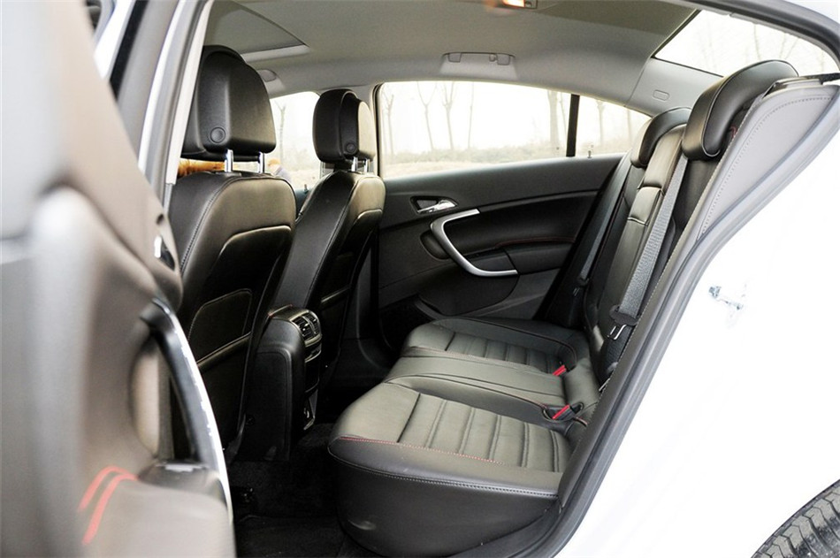 2013款 2.0T AT GS豪情运动版 座椅空间