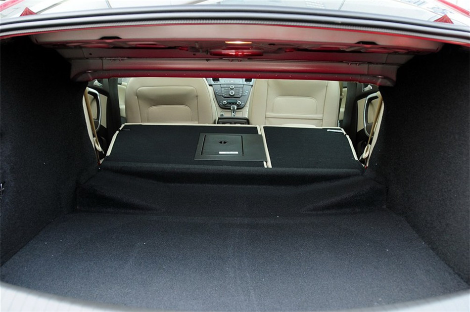 2012款 2.0L AT 舒适版 座椅空间