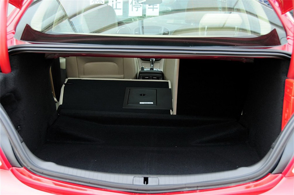 2012款 2.0L AT 舒适版 座椅空间