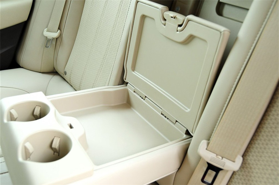 2012款 2.0L AT 舒适版 座椅空间