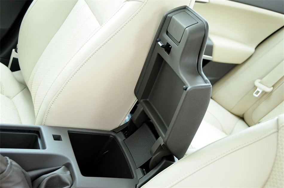 2012款 2.0L AT 舒适版 座椅空间