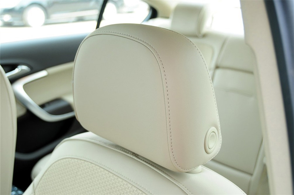 2012款 2.0L AT 舒适版 座椅空间