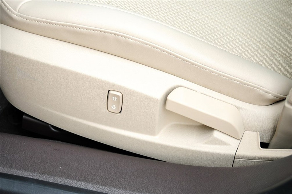 2012款 2.0L AT 舒适版 座椅空间