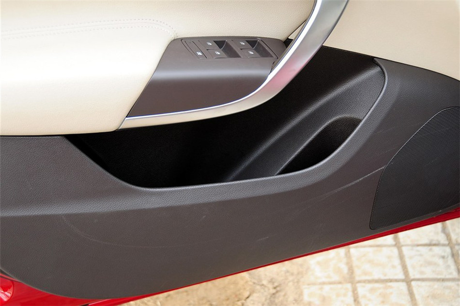 2012款 2.0L AT 舒适版 座椅空间