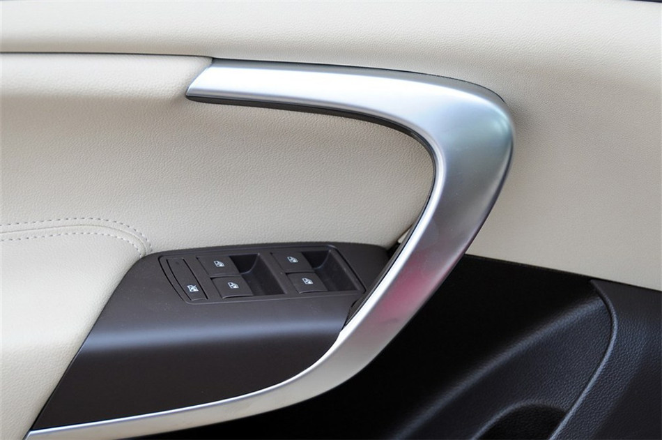 2012款 2.0L AT 舒适版 座椅空间