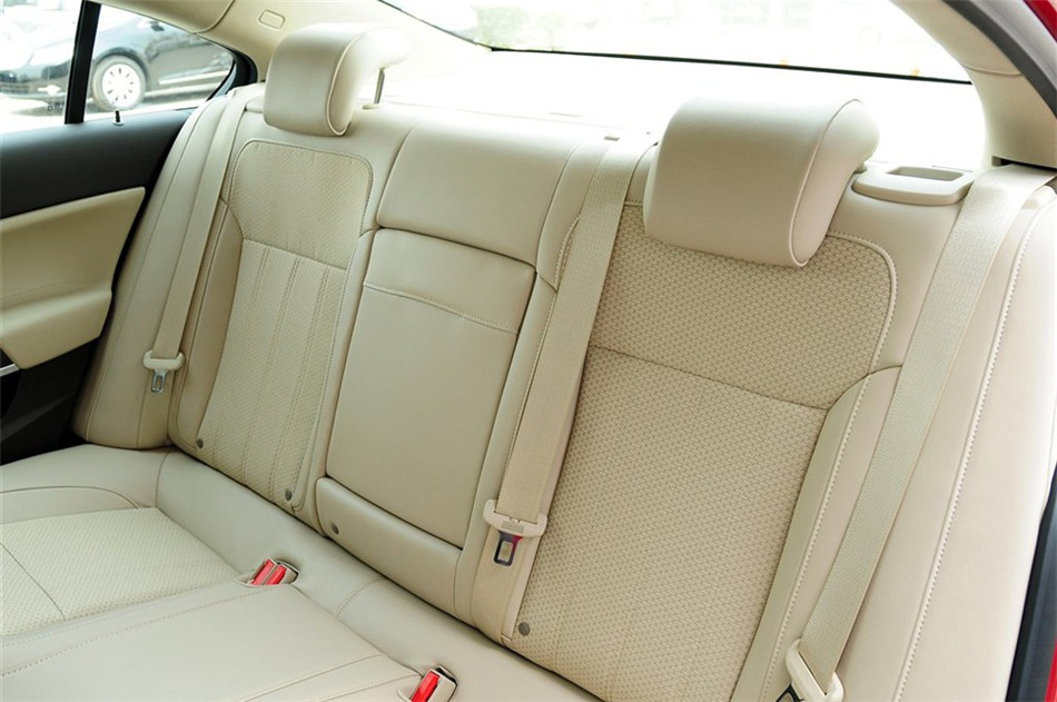 2012款 2.0L AT 舒适版 座椅空间