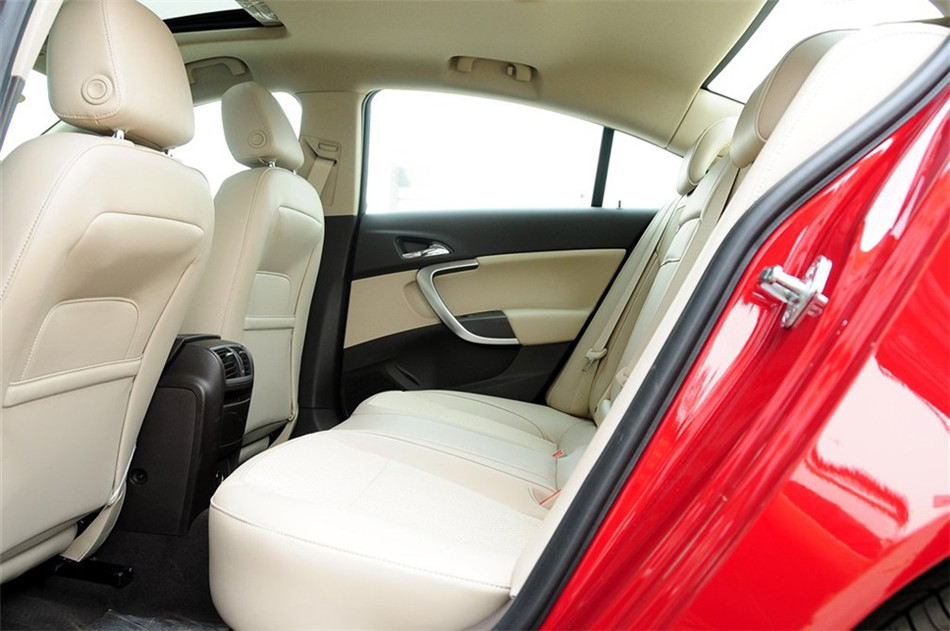 2012款 2.0L AT 舒适版 座椅空间