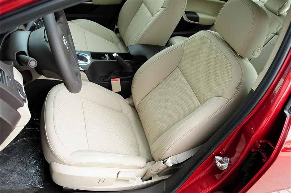 2012款 2.0L AT 舒适版 座椅空间