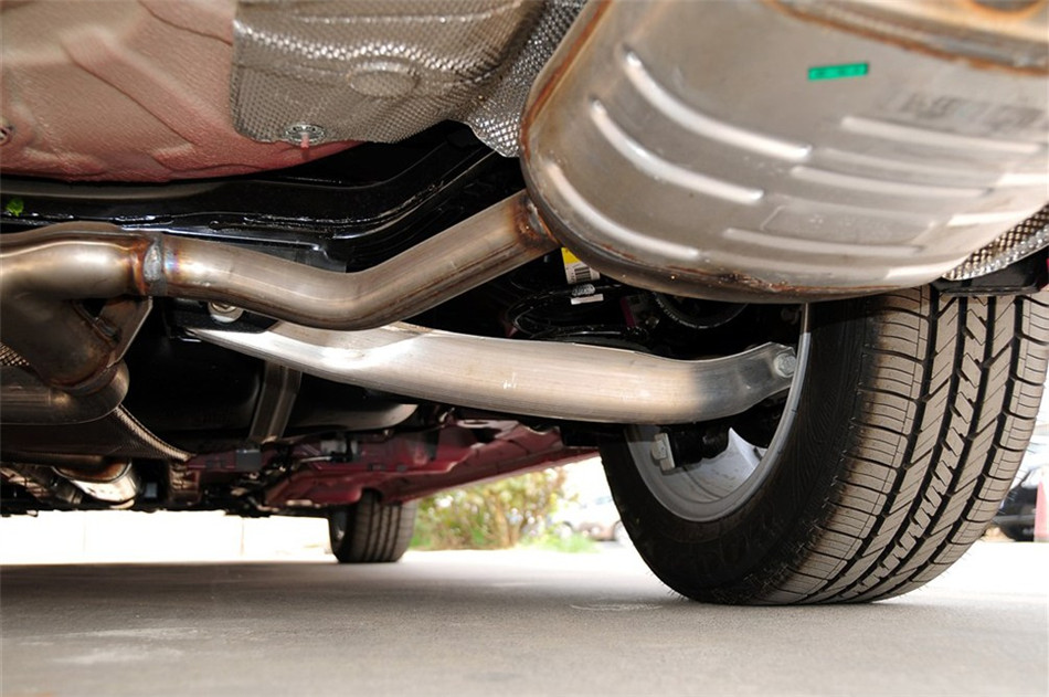 2012款 2.0L AT 舒适版 引擎底盘