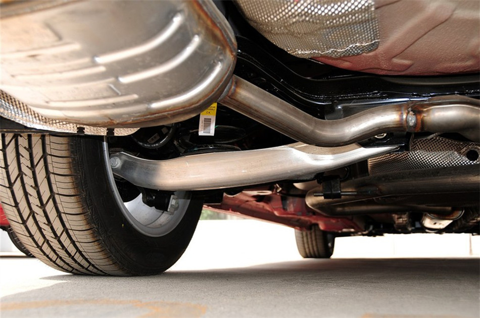 2012款 2.0L AT 舒适版 引擎底盘