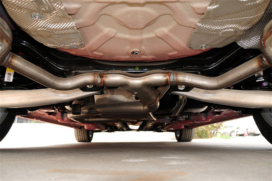 2012款 2.0L AT 舒适版 引擎底盘