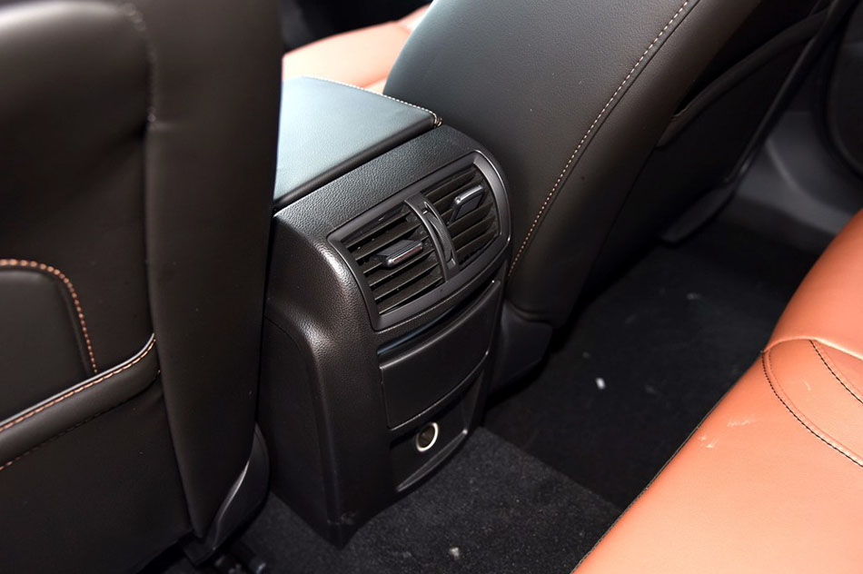 2015款 2.0T GS豪情运动版 座椅空间