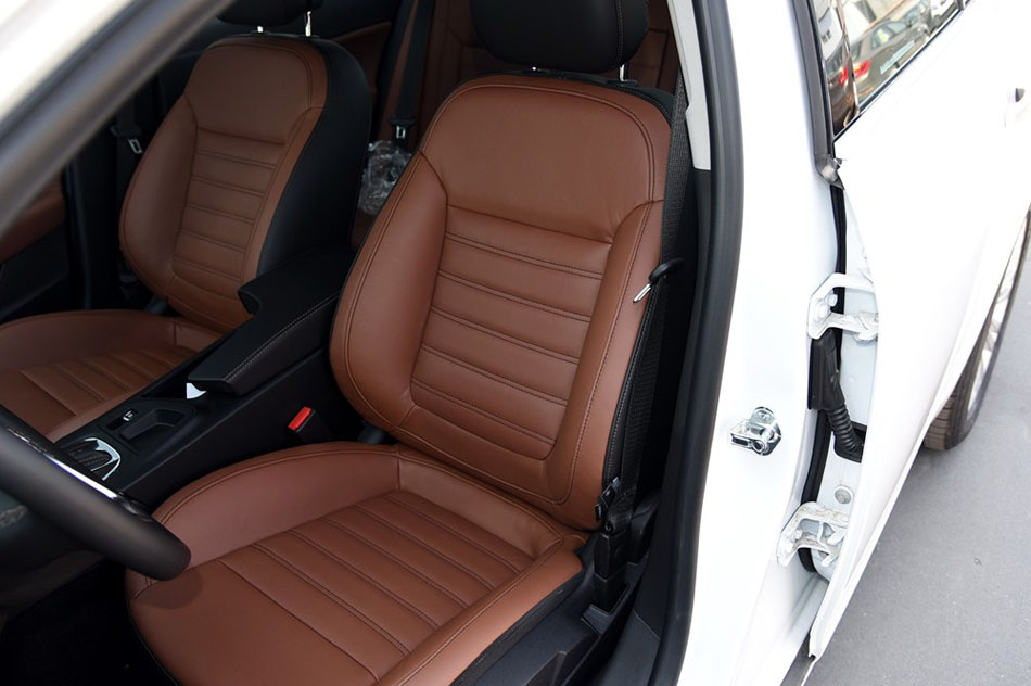 2015款 2.0T GS豪情运动版 座椅空间