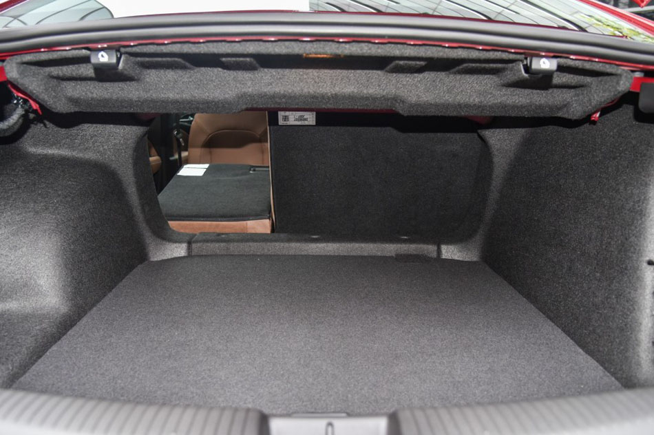 2017款 28T 尊贵型 座椅空间