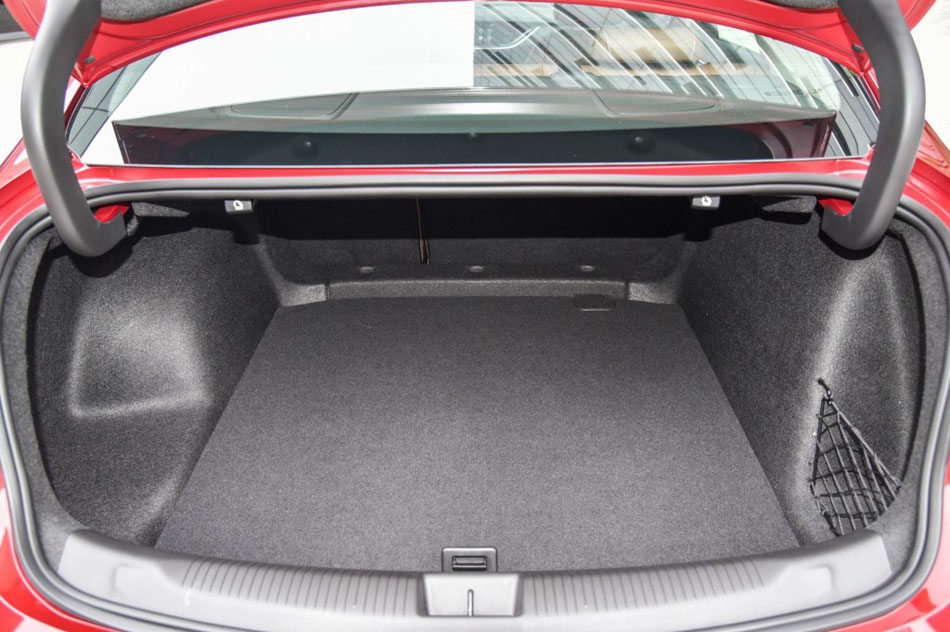 2017款 28T 尊贵型 座椅空间