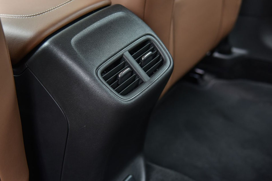 2017款 28T 尊贵型 座椅空间