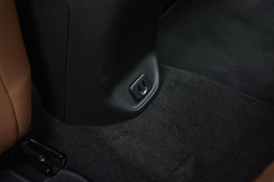 2017款 28T 尊贵型 座椅空间