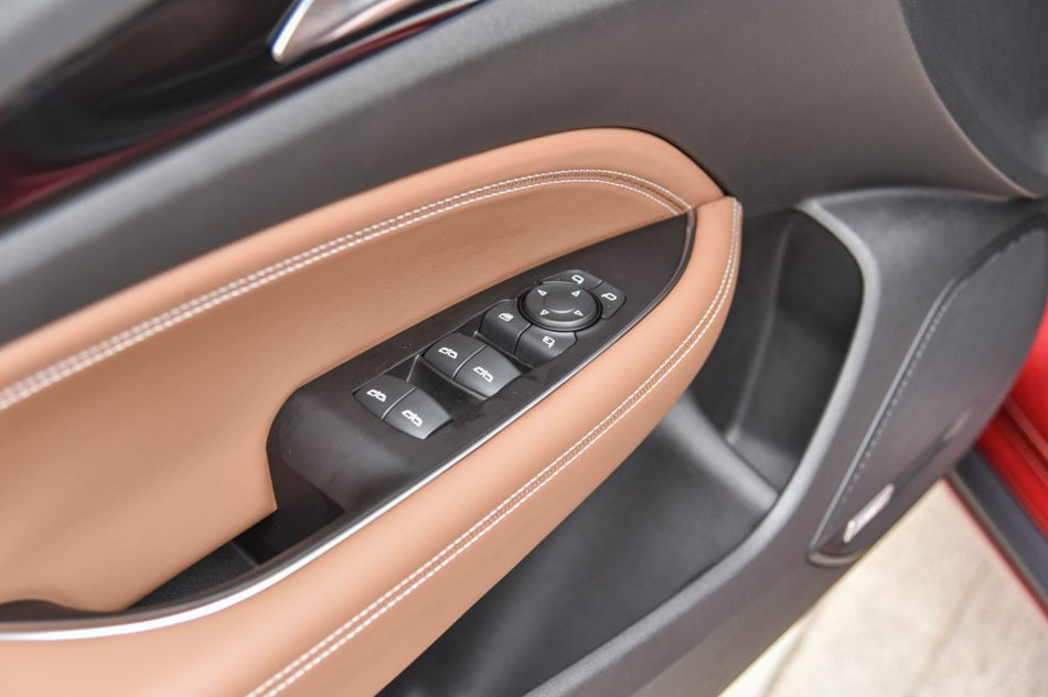 2017款 28T 尊贵型 座椅空间